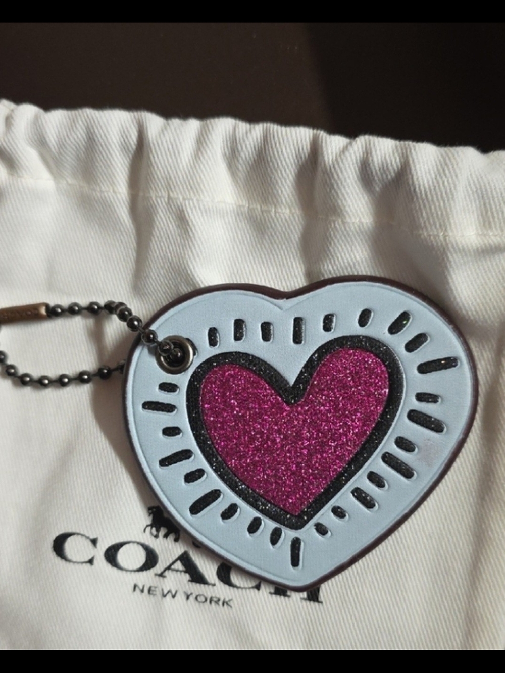 Coach × Keith Haring Collab Glitter Heart KeyChain/HangTag - Picture 7 of 7